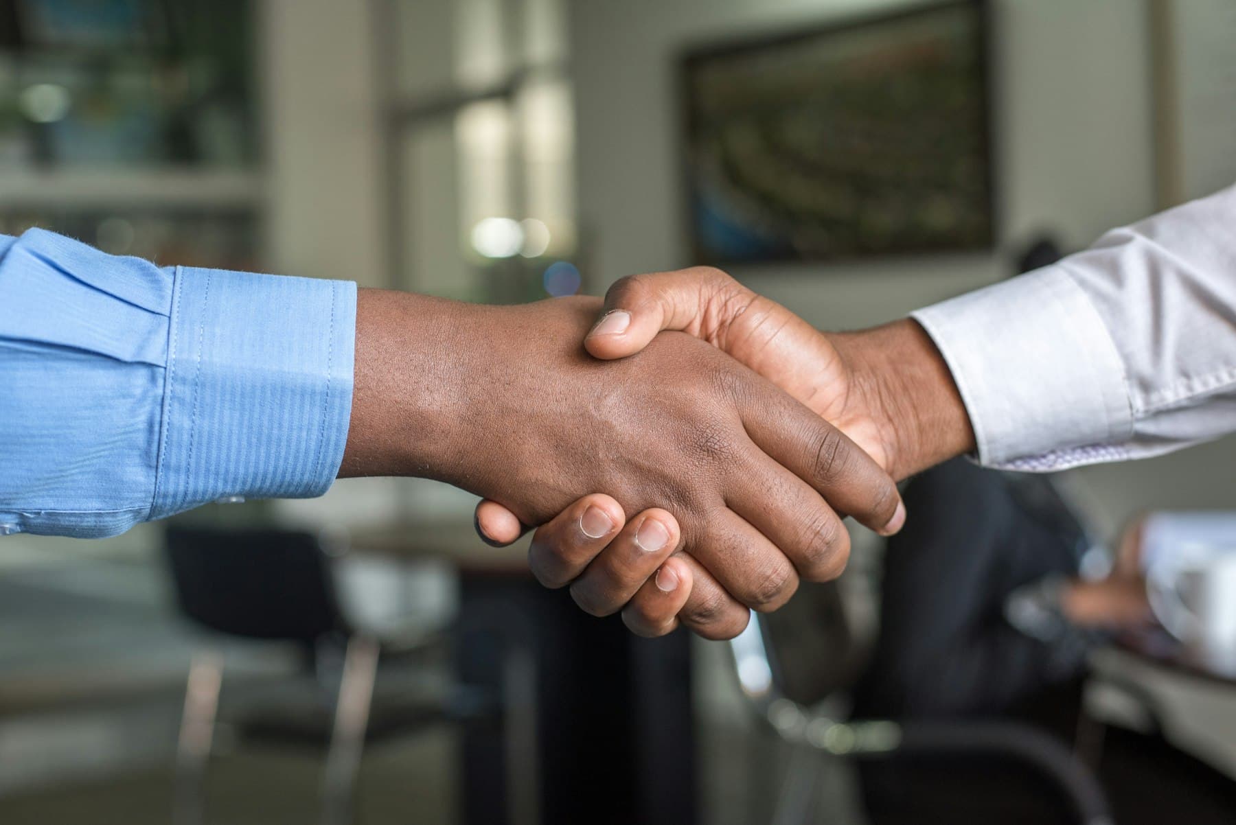 Handschlag zweier Geschäftspartner im Büro